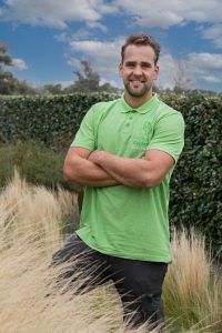 Niels-Koppejan-Eigenaar-en-Allround-hovenier-werkvoorbereider-aanleg-Dutch-Quality-Gardens-Bosman-Tuinadvies