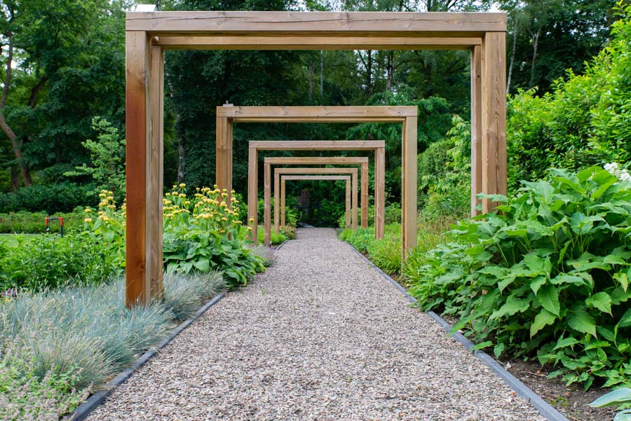 groene natuurlijke tuin met pergola (15)