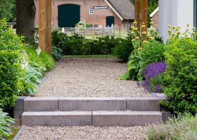groene natuurlijke tuin met pergola (4)