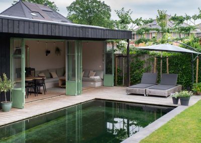 groene tuin met zwemvijver en overkapping (13)